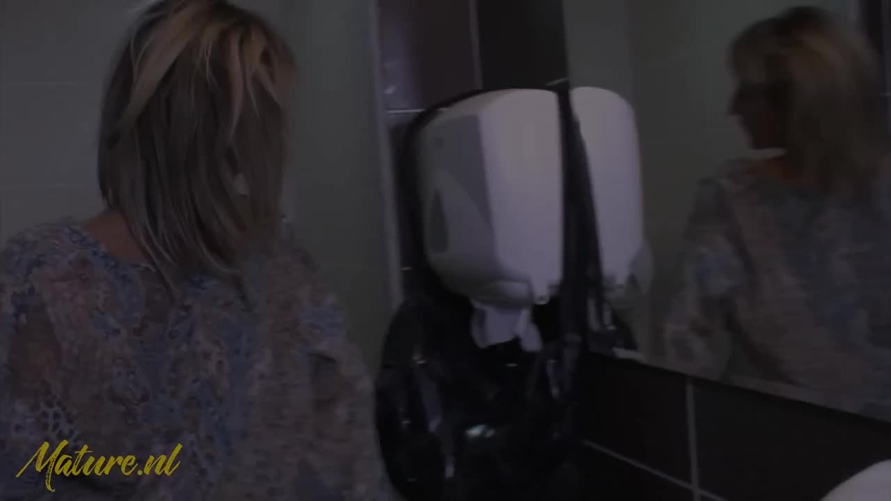 Well-made floozy - sucking dick porn - Mature NL Free Porn Videos | BestPornHubs.