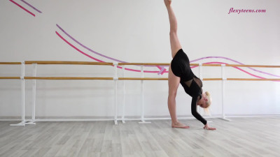 Flexy Teens featuring Anna's stretched pussy action