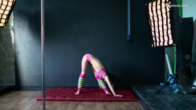 Gymnast pussy dirt with pin-up Christina from Flexy Teens