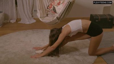 Sex hungry kitten - naked yoga sex - Flexy Teens