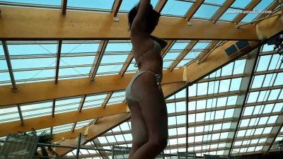 Provocative chippy - round ass clip - Underwater Show