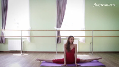 Divine bidie-in's gymnast pussy dirt