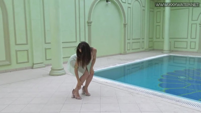 Comely Lizi Vogue - small tits smut - Underwater Show