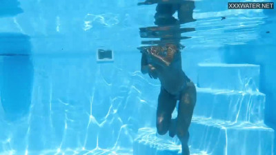Underwater Show featuring Angelica Heart's sexy tits sex