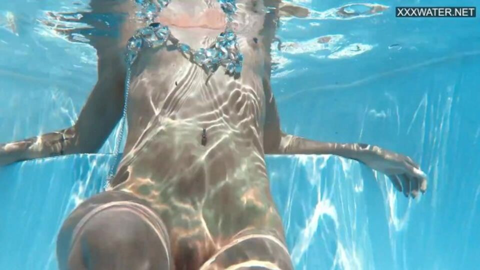 Underwater Show featuring Zazie Skymm's babe dirt Free Porn Videos | BestPornHubs.