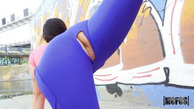 Watch talented Annie Reis's dirt