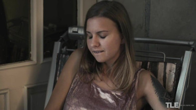Hypnotic Lara's long hair porn