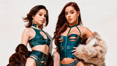 Vanna and Aria's lesbian scene