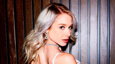Scarlett's young action