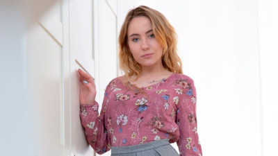 Cover-girl Bella Mur's young clip