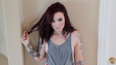 Petite trailer with ideal Chloe Carter from She's New
