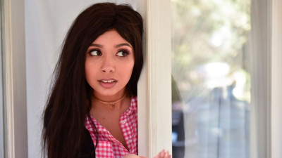 Charming Aaliyah Hadid at legs on shoulders scene