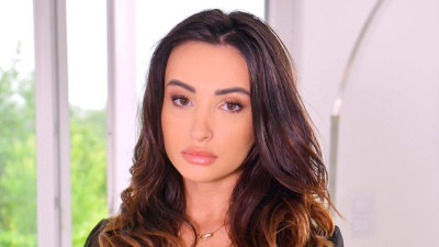 Watch natural Alyssia Kent and Kira Queen's scene