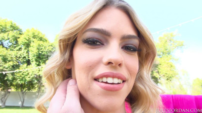 Flattering Leah's legs on shoulders clip