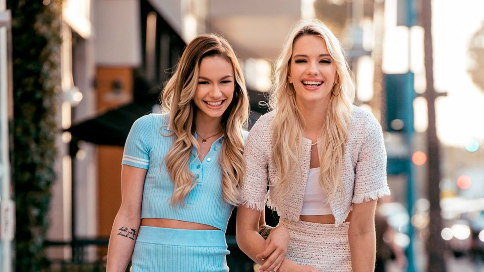 Reverse cowgirl smut with rocking Naomi Swann and Kenna James from Vixen Free Porn Videos | BestPornHubs.