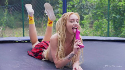 Watch delicate Leila Fiore's clip