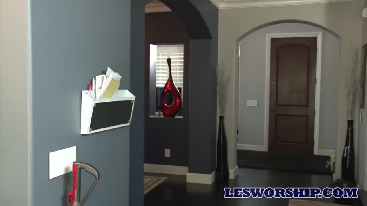 Nicky Ferrari and Evelyn Rosa's step-mom video by Les Worship Free Porn Videos | BestPornHubs.